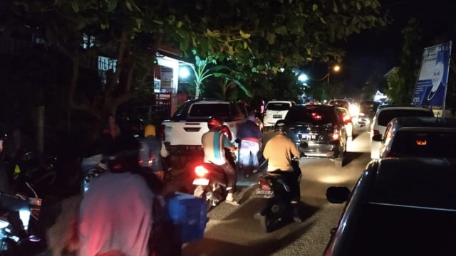 Warga menaiki kendaraan menuju tempat tinggi saat gempa melanda Banggai Kepulauan, Sulawesi Tengah, Jumat (12/4). Foto: ANTARA FOTO/Stevan Pontoh