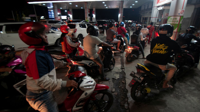Gempa di Sulawesi Tengah, Sejumlah pemilik kendaraan antre di salah satu Stasiun Pengisian Bahan Bakar Umum (SPBU) di Palu