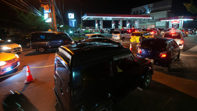 Gempa di Sulawesi Tengah, Sejumlah pemilik kendaraan antre di salah satu Stasiun Pengisian Bahan Bakar Umum (SPBU) di Palu