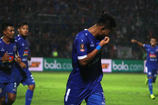 Pemain Arema FC Ahmad Nur Hardianto saat melakukan selebrasi di Stadion Kanjuruhan, Jum'at (12/4). (foto: Bayu Eka Novanta/Tugu Malang).