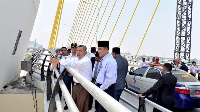 Gubernur Riau, Syamsuar, saat meninjau Jembatan Siak IV Sultan Abdul Jalil Alamuddin Syah bersama Sekda Kota Pekanbaru, M. Noer. Dok: Selasar Riau.