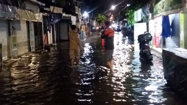 Genangan air di Jalan Prona 1, Kelurahan Pemurus Dalam, Kota Banjarmasin pada Sabtu (13/4) dini hari. Foto: Donny Muslim/banjarhits.id