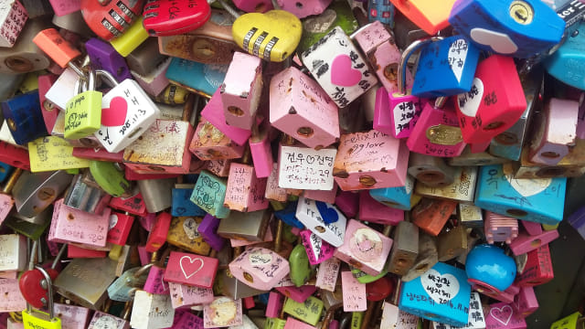 Gembok cinta yang dipasang wisatawan di N Seoul Tower, Seoul. Foto: Khiththati/acehkini