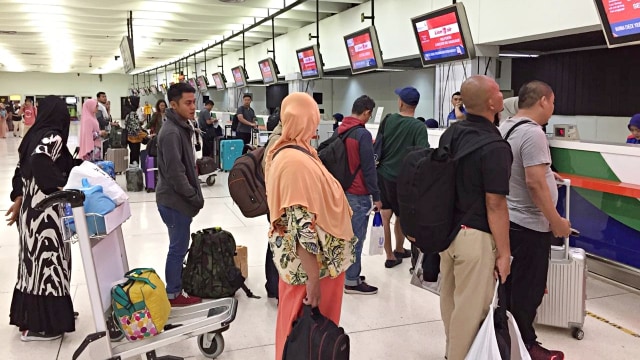 Penumpang mengantre di Terminal 1B Bandara Soekarno Hatta. Foto: Angga Sukma Wijaya/kumparan