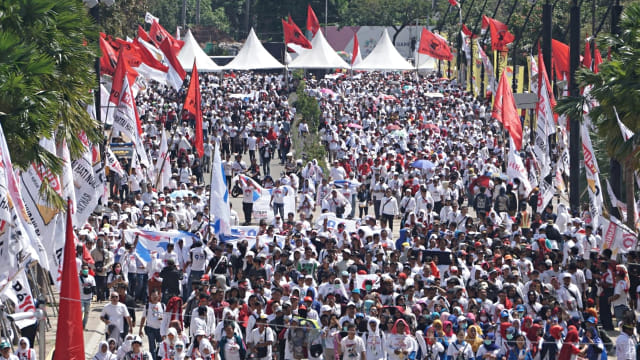 Pendukung paslon nomor urut 01, Jokowi-Ma'ruf Amin berjalan menuju lokasi kampanye akbar. Foto: Fanny Kusumawardhani/kumparan