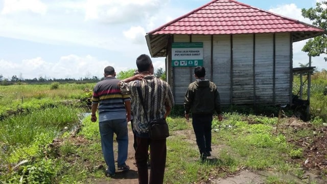 Petugas KPH Kayu Tangi dan BPSKL memverifikasi lokasi KUPS penerima bantuan alat ekonomi produktif. Foto: Dishut Kalsel