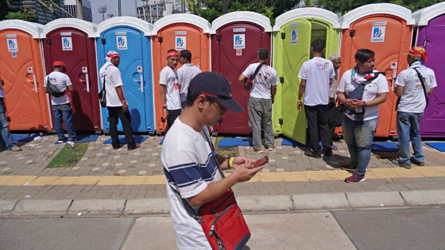 Fasilitas umum toilet dipadati oleh massa kampanye akbar. Foto: Nugroho Sejati/kumparan