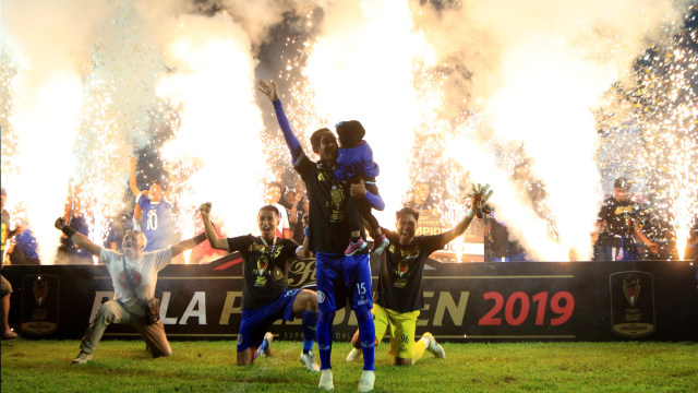 Arema FC merayakan gelar juara Piala Presiden 2019 Foto: ANTARA FOTO/Budi Candra Setya