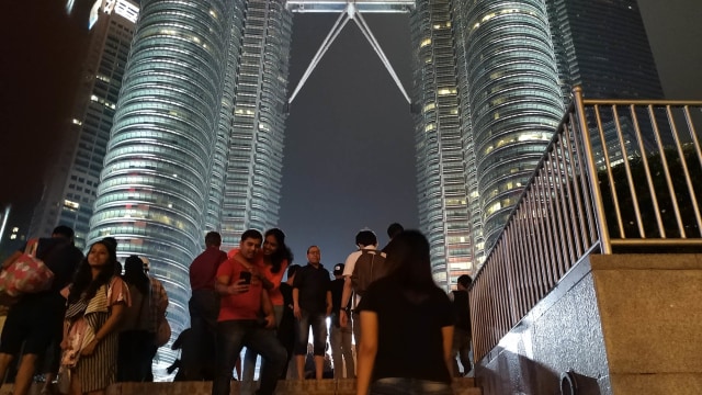 Suasana di depan Petronas Twin Tower, Kuala Lumpur, Malaysia. Foto: Adi Warsidi/acehkini