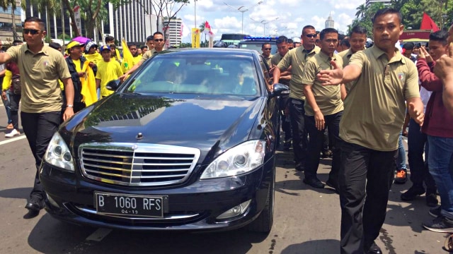Kendaraan calon Presiden nomor urut 01, Joko Widodo tiba di lokasi kampanye akbar. Foto: Andreas Ricky Febrian/kumparan