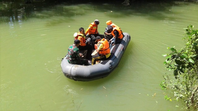 Tim SAR dan TNI Polri saat sedang mencari korban mangsa buaya di sungai Malaoge, Sabtu (13/04). Foto: Dok. Basarnas Buton