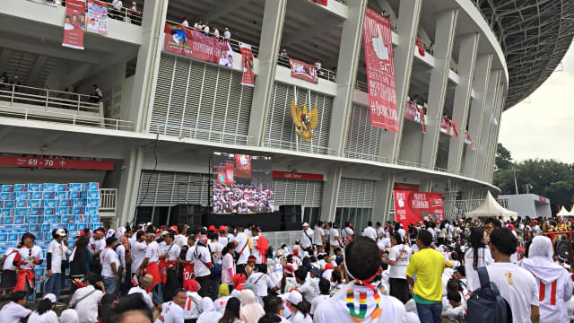 Suasana diluar Stadion Utama GBK. Foto: Darin Atiandina/kumparan