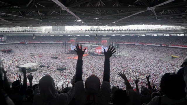 Pendukung pasangan Capres dan Cawapres nomor urut 01, Joko-Ma'ruf mengikuti Konser Putih Bersatu dalam rangka kampanye akbar pasangan tersebut di Gelora Bung Karno (GBK), Jakarta, Sabtu (13/4/2019). Foto: Fanny Kusumawardhani/kumparan