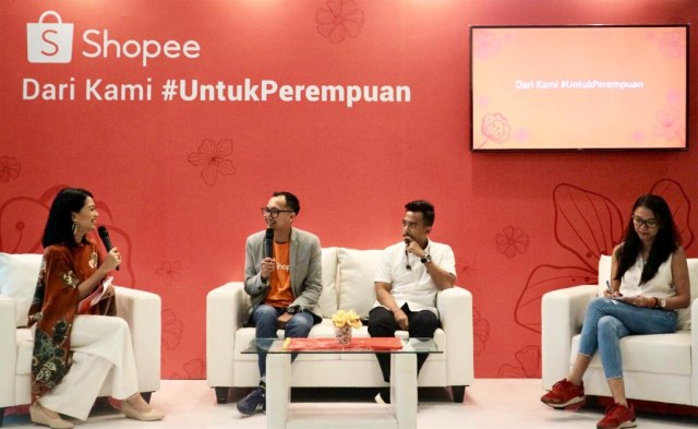 Sesi talkshow Dari Kami #UntukPerempuan [ki-ka: Rezki Yanuar, Country Brand Manager Shopee Indonesia; Ario Pratomo, Content Creator; Tunggal Pawestri, Gender Specialist] Foto: Shopee