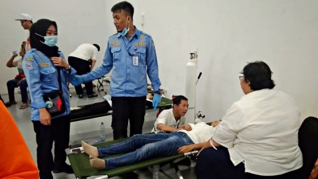 Petugas medis sedang menangani pendukung calon presiden nomor urut 01, Jokowi yang pingsan. Foto: Muhammad Lutfan Darmawan/kumparan
