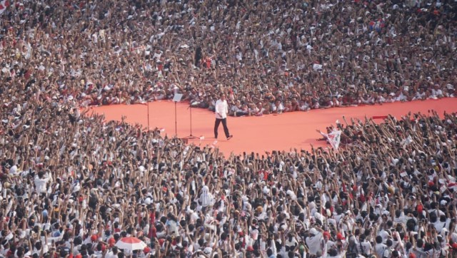 Capres no urut 01, Joko Widodo menyapa pendukungnya saat kampanye akbar di Stadion Gelora Bung Karno, Sabtu, (13/4). Foto: Fanny Kusumawardhani/kumparan