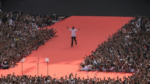 Calon Presiden Nomor urut 01 Joko Widodo (Jokowi) menyapa para pendukung saat mengikuti Konser Putih Bersatu dalam rangka Kampanye Akbar Pasangan Capres no urut 01 di Gelora Bung Karno (GBK), Jakarta, Sabtu (13/4). Foto: ANTARA FOTO/Nova Wahyudi