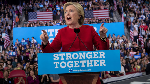 Politisi Partai Demokrat, Hillary Clinton berpidato pada rapat umum. Foto: AFP/Brendan Smialowski