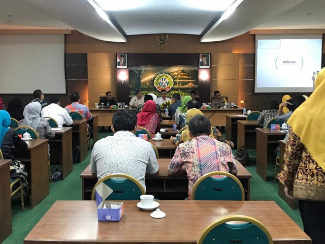 Wali Kota Pontianak, Edi Rusdi Kamtono, memimpin rapat koordinasi penanganan kasus yang melibatkan sejumlah siswi di Kota Pontianak. Foto: Teri Bulat