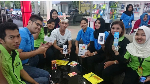Karyawan Arthomoro menunjukkan produk smartphone yang dapat diskon pada 13-14 April 2019. Foto: Zahidi/banjarhits.id