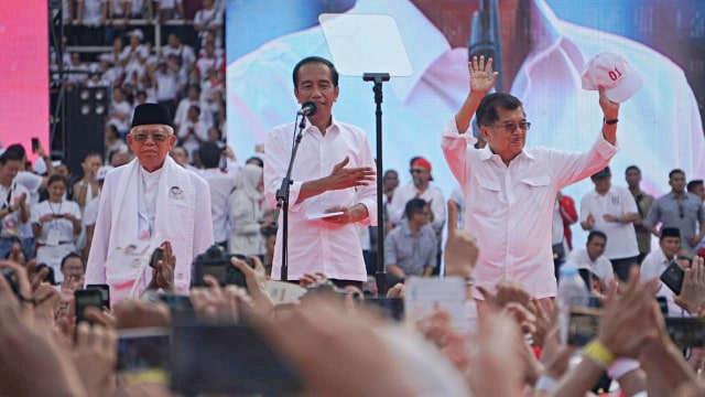 Massa pendukung menyambut kedatangan Wakil Presiden Jusuf Kalla. Foto: Nugroho Sejati/kumparan