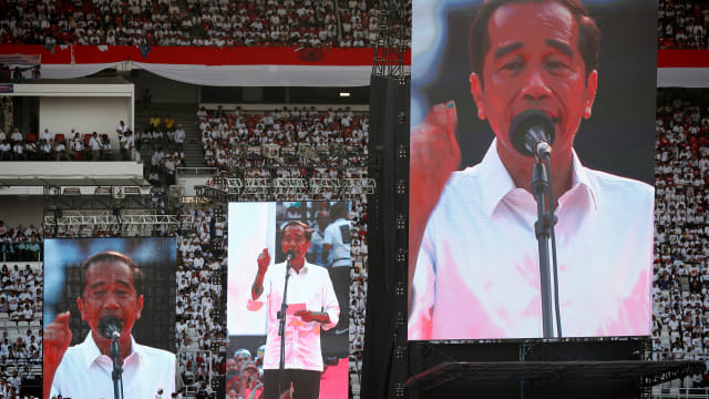 Calon Presiden Nomor urut 01 Joko Widodo (Jokowi) menyapa para pendukung saat mengikuti Konser Putih Bersatu di Gelora Bung Karno (GBK), Jakarta, Sabtu (13/4). Foto: REUTERS/Edgar Su