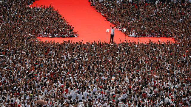 Calon Presiden Nomor urut 01 Joko Widodo (Jokowi) menyapa para pendukung saat mengikuti Konser Putih Bersatu di Gelora Bung Karno (GBK), Jakarta