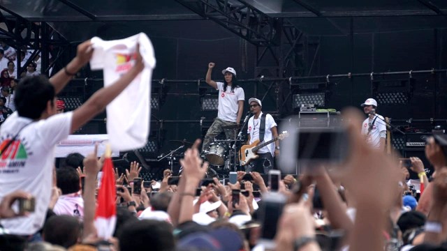 Penampilan sejumlah artis, Konser Putih Bersatu di Stadion Utama GBK, Jakarta