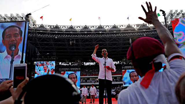 Calon presiden nomor urut 01, Joko Widodo memberikan orasi politik kepada massa pendukungnya. Foto: Reuters/Willy Kurniawan