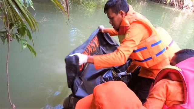 Tim SAR sedang melakukan proses evakuasi di sungai Malaoge, Sabtu (13/04). Foto: Dok. Basarnas