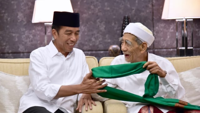 Mbah Moen memberikan serban untuk Joko Widodo sebelum menghadiri Konser Putih Bersatu di Stadion Utama GBK, Jakarta, Sabtu (13/4). Foto: Dok. Istimewa
