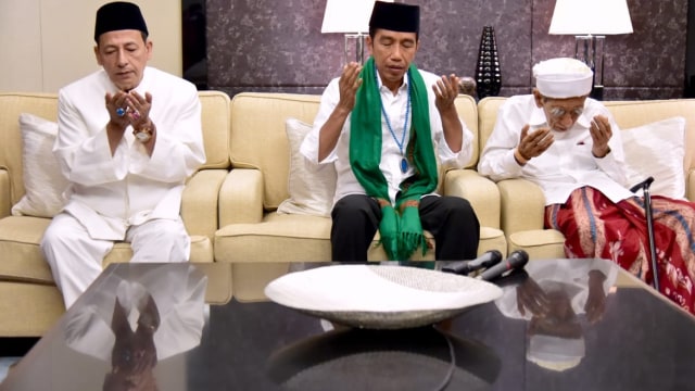 Joko Widodo bertemu Mbah Moen dan Habib Luthfi sebelum menghadiri Konser Putih Bersatu di Stadion Utama GBK, Jakarta, Sabtu (13/4). Foto: Dok. Istimewa