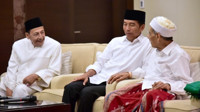 Joko Widodo bertemu Mbah Moen dan Habib Luthfi sebelum menghadiri Konser Putih Bersatu di Stadion Utama GBK, Jakarta, Sabtu (13/4). Foto: Dok. Istimewa