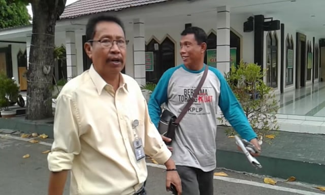Anggota DPRD Donggala Abubakar Aljufri saat tiba di Markas Polda Sulteng, dalam melaporkan Bupati Donggala Kasman Lassa ke SPKT Polda Sulawesi Tengah, Sabtu (13/4). Foto: Dok. PaluPoso 