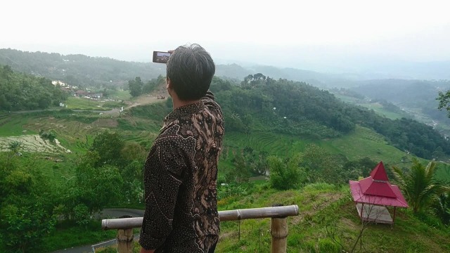 Pengunjung berswafoto di objek wisata Green Hill, Sirampog, Brebes. (Foto: Yunar Rahmawan)