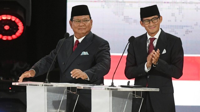 Paslon 02 Prabowo-Sandiaga saat Debat Final Pilpres 2019 di Hotel Sultan, Jakarta, Sabtu (13/4). Foto: ANTARA FOTO/Wahyu Putro A