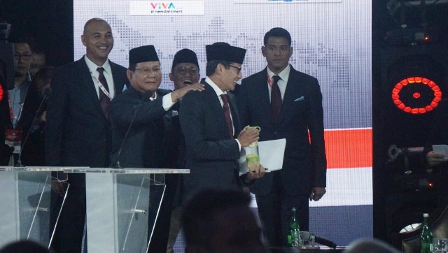 Debat Pilpres ke V, Pemilu 2019, Prabowo Subianto, Sandiaga Uno, memijat sandiaga Uno