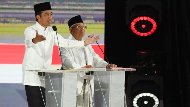 Pasangan Capres dan Cawapres no urut 01, Jokowi-Ma'ruf Amin menyampaikan pendapatnya dalam Debat Final Pilpres 2019 di Hotel Sultan, Jakarta, Sabtu (13/4). Foto: ANTARA FOTO/Wahyu Putro A
