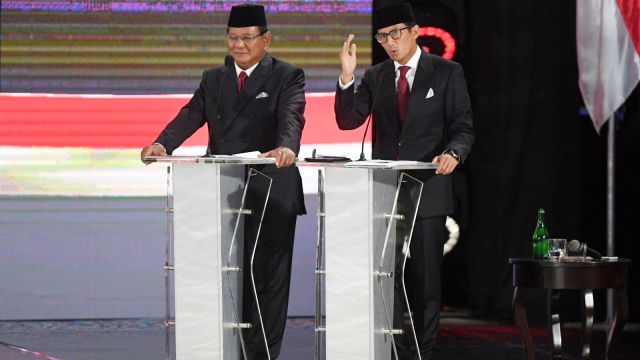 Pasangan Capres dan Cawapres no urut 02, Prabowo-Sandiaga menyampaikan pendapatnya saat Debat Final Pilpres 2019 di Hotel Sultan, Jakarta, Sabtu (13/4). Foto: ANTARA FOTO/Wahyu Putro A