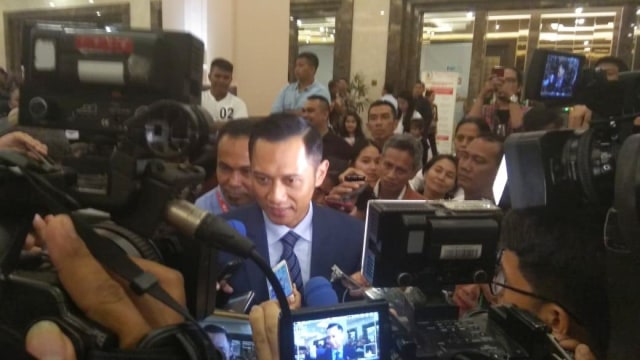 Agus Harimurti Yudhoyono usai menyaksikan Debat Final Pilpres 2019 di Hotel Sultan, Jakarta, Sabtu, (13/4). Foto: Darin Atiandina/kumparan