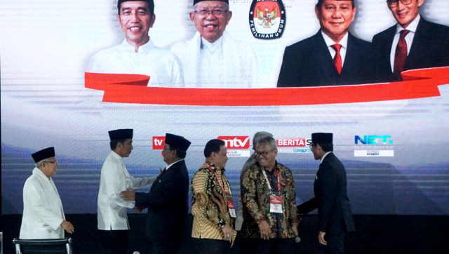 Kedua pasangan capres dan cawapres bersalaman usai Debat Final Pilpres 2019 di Hotel Sultan, Jakarta, Sabtu (13/4). Foto: Fanny Kusumawardhani/kumparan