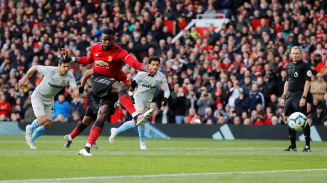 Paul Pogba melakukan eksekusi penalti ke gawang West Ham United. Foto: Phil Noble/Reuters