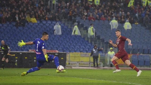 Edin Dzeko mencetak gol ke gawang Udinese. Foto: Twitter: AS Roma