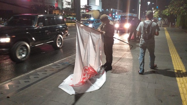 Bawaslu Jakarta dan Satpol PP menurunkan Alat Peraga Kampanye (APK) di sepanjang Jalan Thamrin, Jakarta Pusat, Minggu (14/4). Foto: Dok. Bawaslu Jakarta