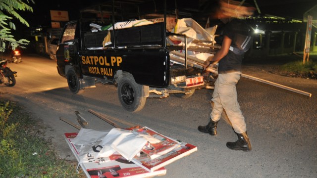 Penurunan alat peraga kampanye,
