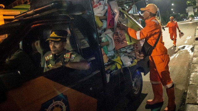 Penurunan alat peraga kampanye,