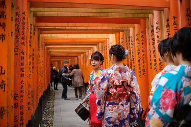 Pengunjung memakai baju kimono melewati gerbang torii di Kuil Fushimi Inari, Jepang. Foto: Ahmad Ariska/acehkini