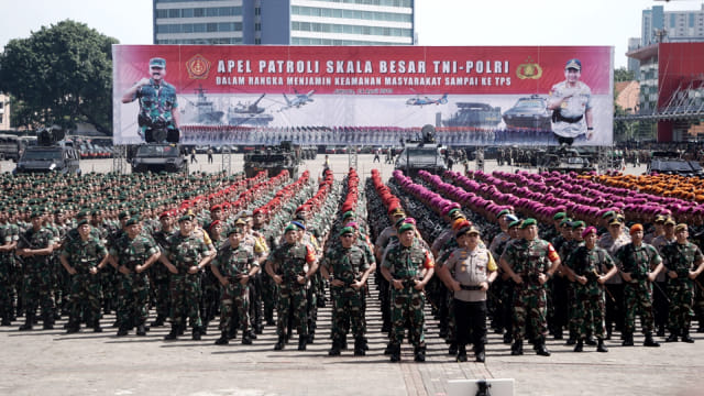 Sejumlah anggota TNI dan Polri menghadiri apel gabungan persiapan Pemilu Serentak 2019 di Ji-Expo Kemayoran, Minggu, (14/4). Foto: Iqbal Firdaus/kumparan