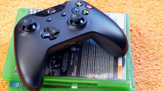Kontroler Xbox dan kaset game. Foto: Anthony Poynton via PublicDomainPictures.