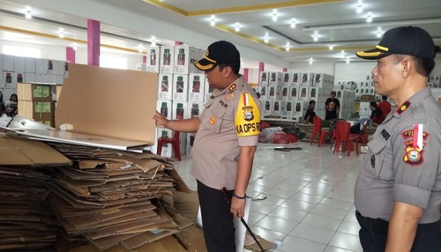 AKBP Julianto Sirait mengecek logistik persiapan Pemilu 2019 di Toraja Utara, (Makassar Indeks).